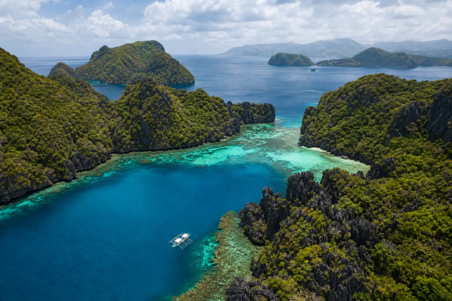 Limestone islands and turquoise water in Palawan